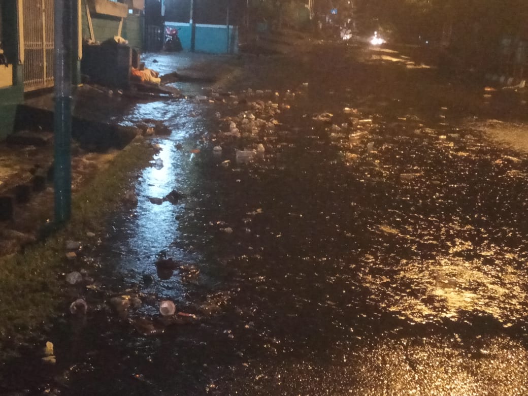 Usai Hujan, Sampah Penuhi Jalan Raya Kota Ternate