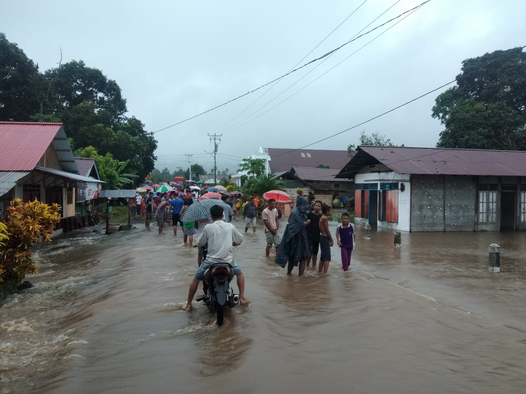 Brimob Malut Bantu Evakuasi Korban Banjir di Tobelo