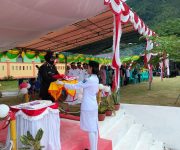 Kapolsek Ternate Pulau Jadi Irup Upacara Penurunan Bendera HUT Ke-77 RI di Kecamatan Hiri