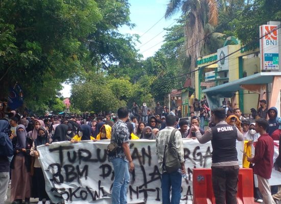Aksi Tolak BBM di Ternate, Mahasiswa Blokade Jalan Menuju Bandara Baabullah