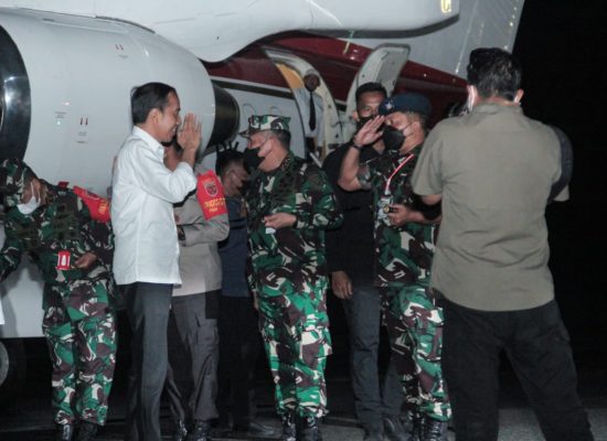 Pangdam Pattimura Sambut Kedatangan Presiden Jokowi di Ternate 