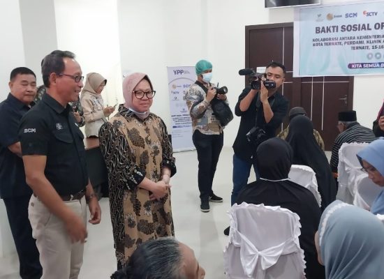 Kunker ke Maluku Utara, Metri Sosial Tri Rismaharini Hadiri Operasi Katarak di Kota Ternate